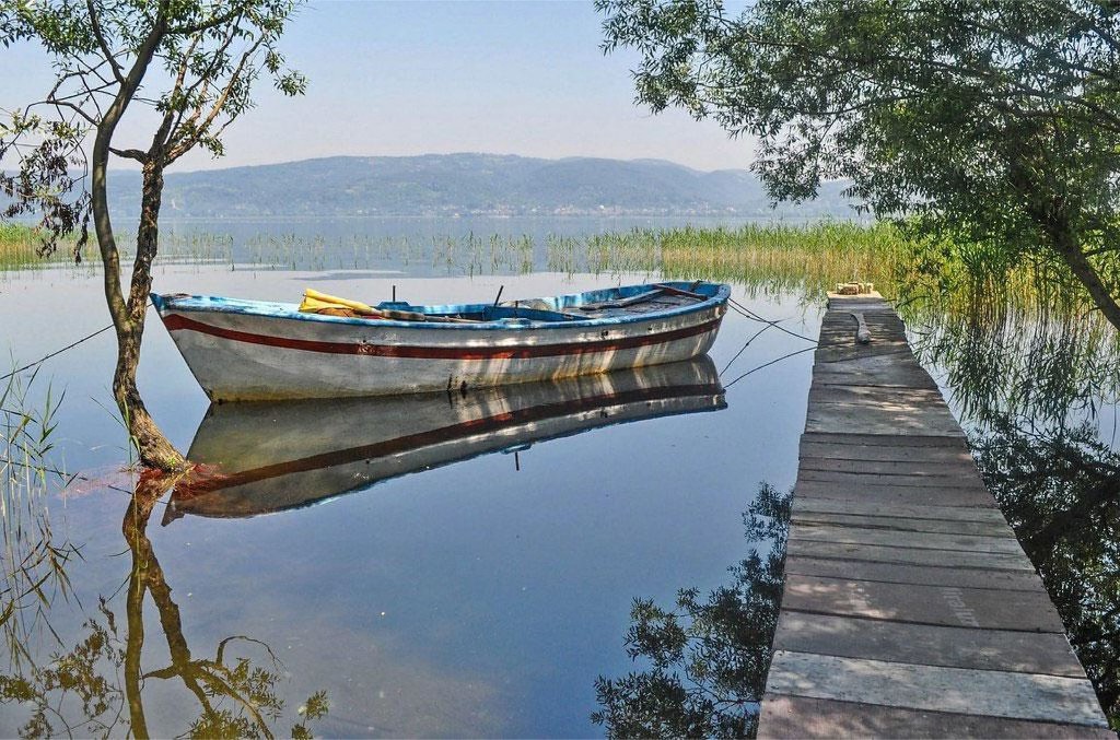 Sapanca Gölü — tekne ve iskele manzarası